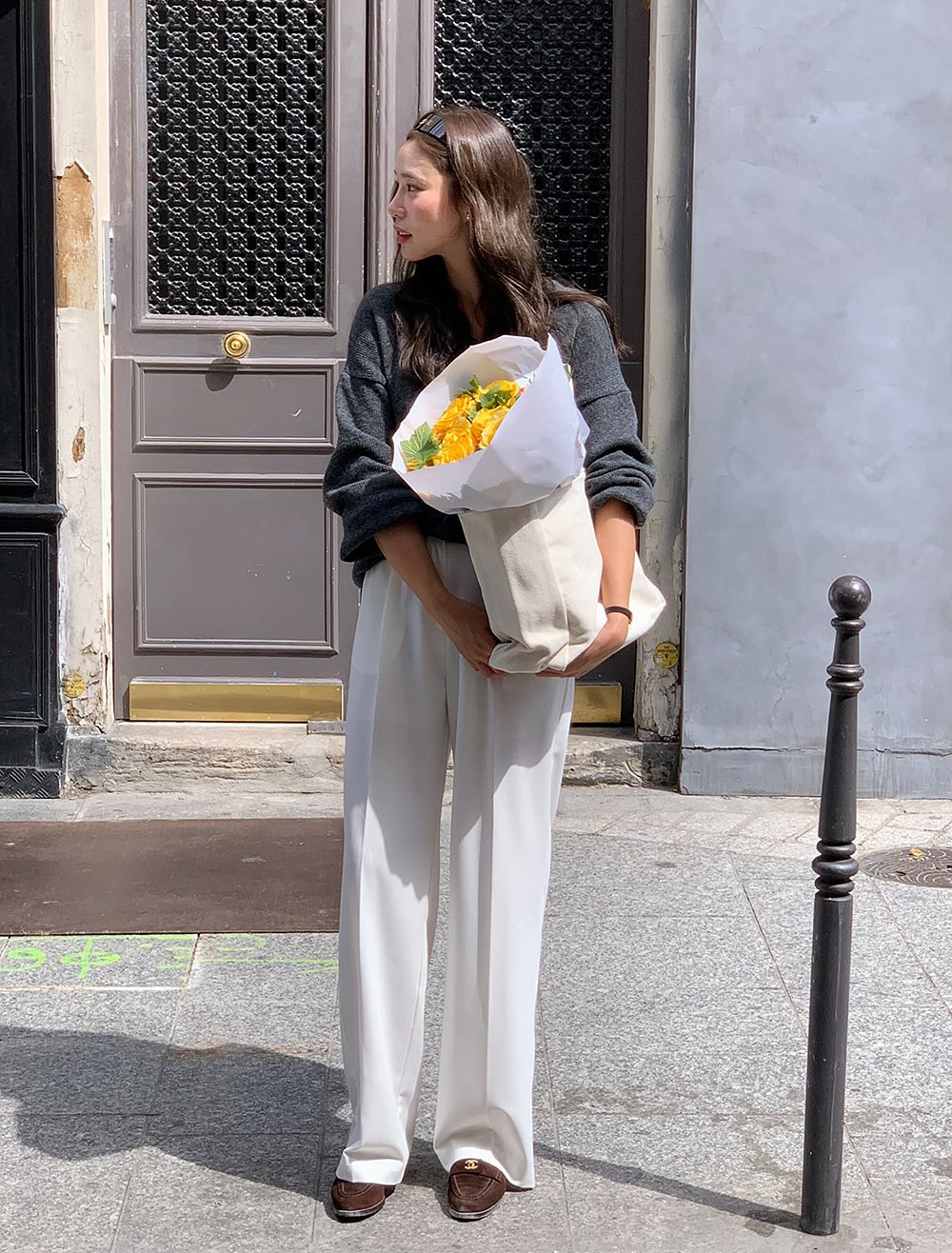 2 kiểu quần dài đang "hot" bùng nổ: Màu sắc sang trọng, mặc lên nhìn trẻ hơn hẳn quần đen- Ảnh 2.