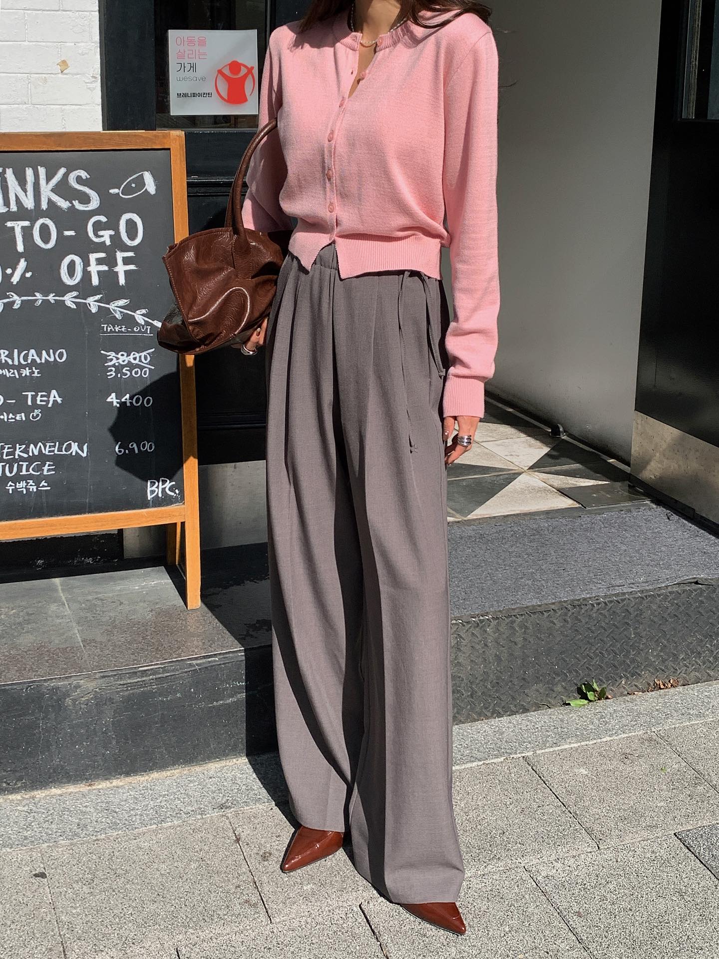 2 kiểu quần dài đang "hot" bùng nổ: Màu sắc sang trọng, mặc lên nhìn trẻ hơn hẳn quần đen- Ảnh 3.