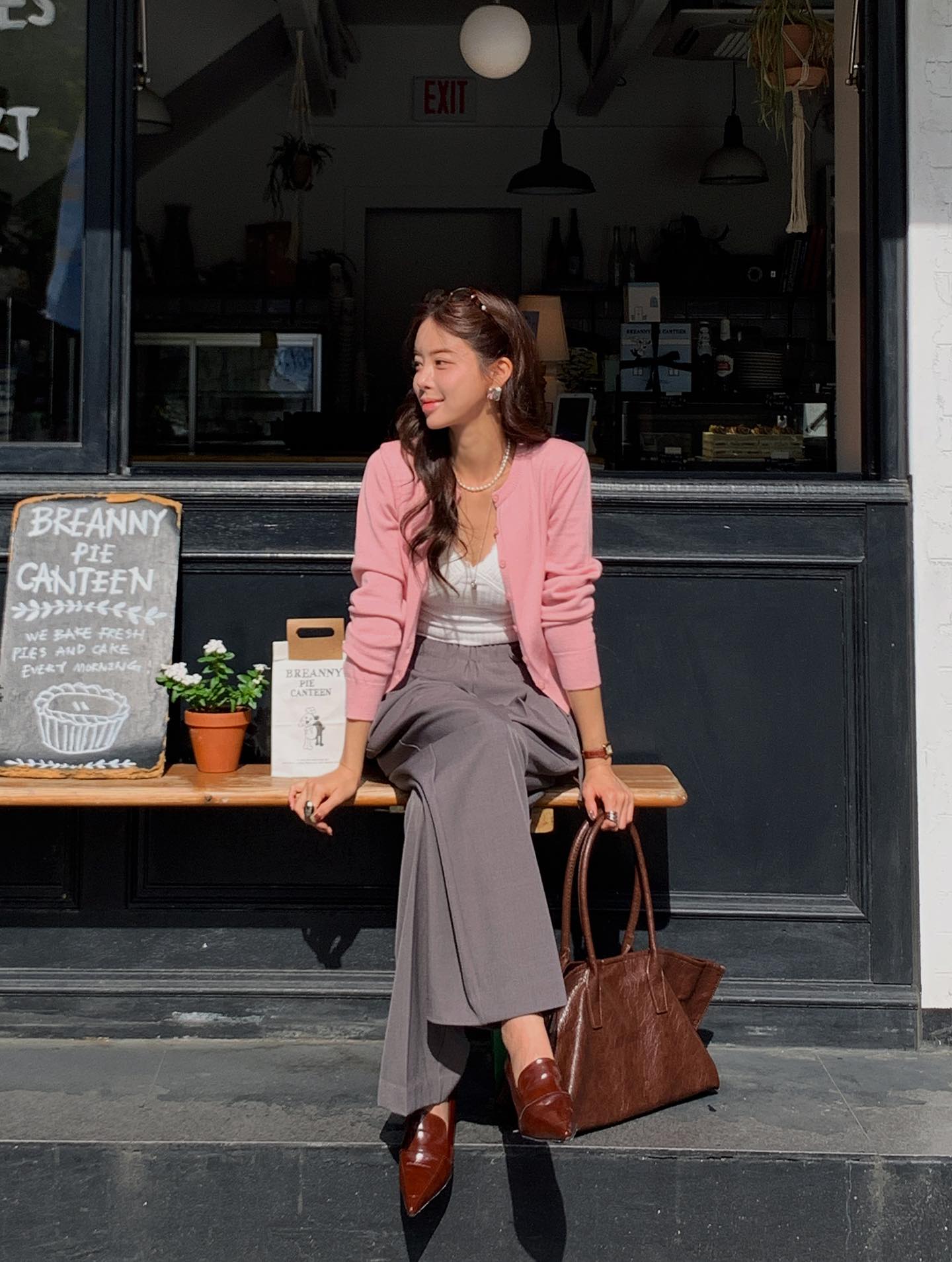 2 kiểu quần dài đang "hot" bùng nổ: Màu sắc sang trọng, mặc lên nhìn trẻ hơn hẳn quần đen- Ảnh 4.