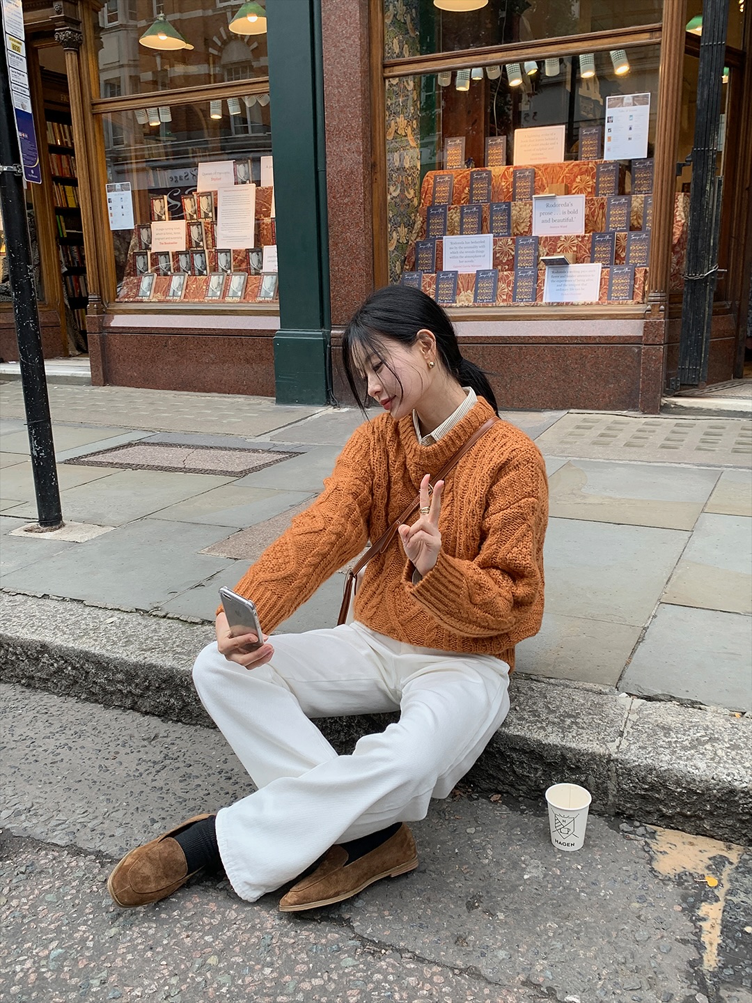 Áo len màu trung tính có 5 cách mặc đơn giản, nhưng sành điệu hết mức- Ảnh 2.