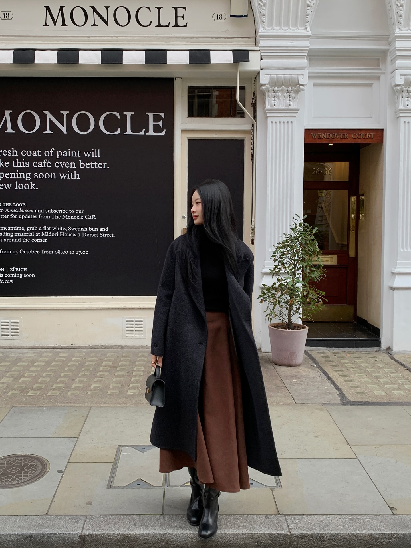 Chân váy chữ A che khuyết điểm đỉnh cao, mix với 5 mẫu áo này là phù hợp nhất- Ảnh 12.