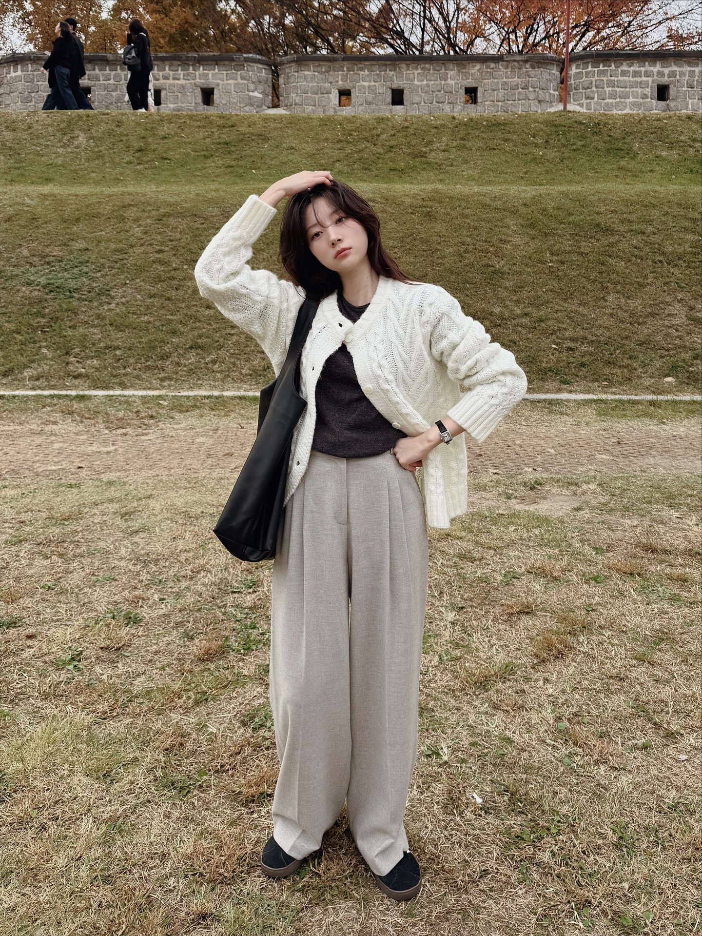 2 kiểu quần dài đang "hot" bùng nổ: Màu sắc sang trọng, mặc lên nhìn trẻ hơn hẳn quần đen- Ảnh 5.