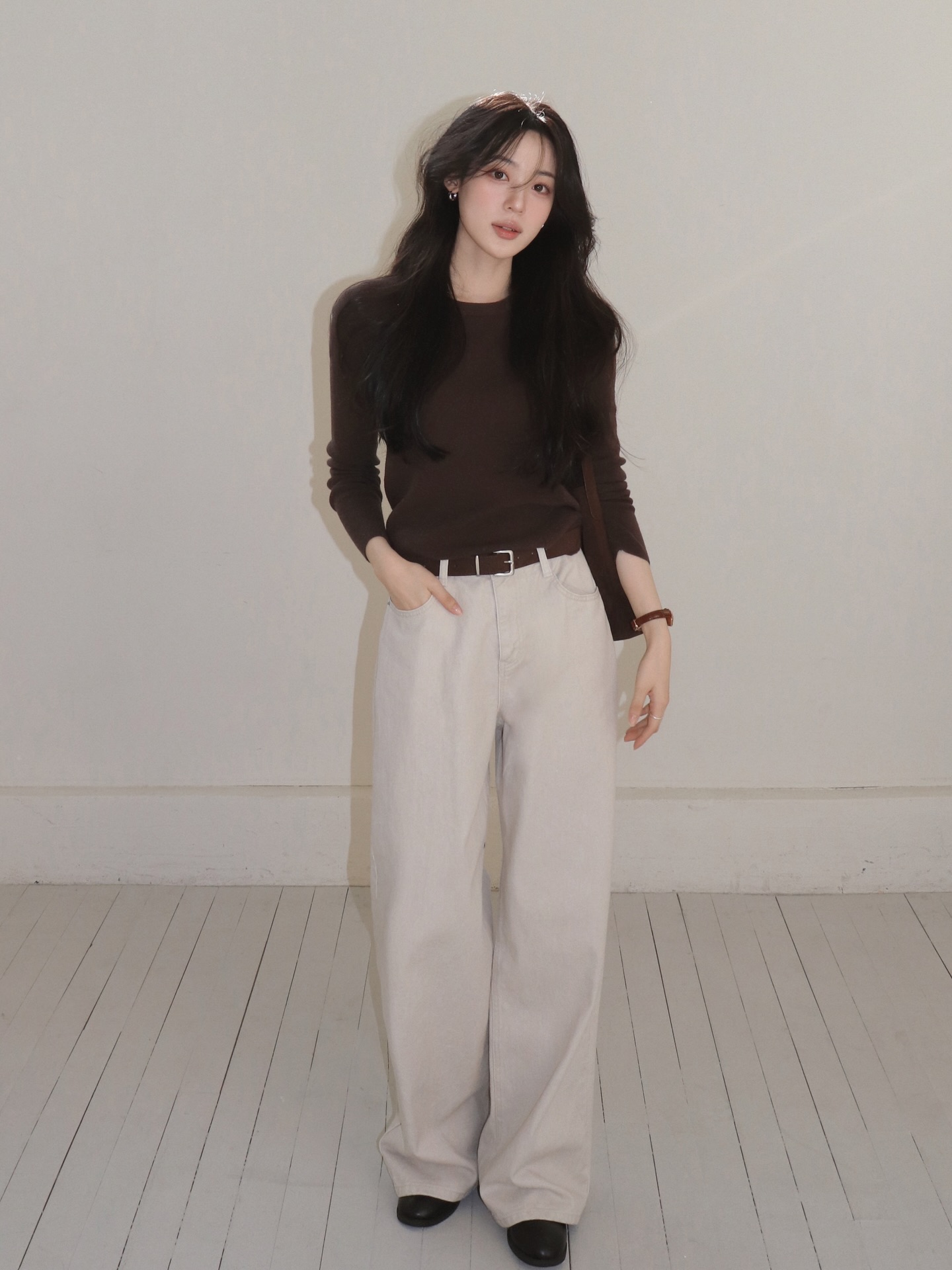 2 kiểu quần dài đang "hot" bùng nổ: Màu sắc sang trọng, mặc lên nhìn trẻ hơn hẳn quần đen- Ảnh 9.