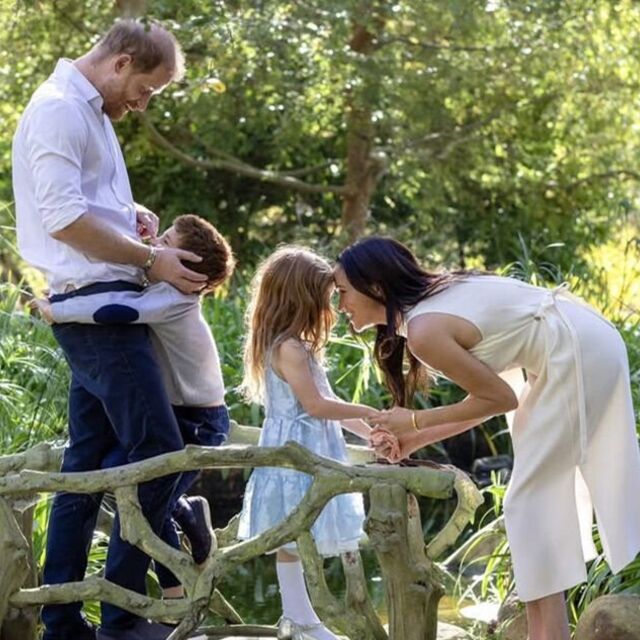 Giáng sinh 2025: Kate công khai diện mạo các con thì tấm thiệp của Meghan lại khiến dân tình "soi" ra chi tiết lạ- Ảnh 4.