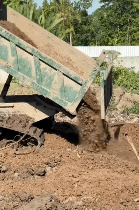 Bỏ phố về qu&ecirc;, vợ chồng miền T&acirc;y biến mảnh đất 3.000m2 kh&ocirc; cằn th&agrave;nh khu vườn được quy hoạch thẳng tắp như 