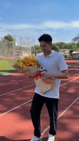 Video: Ánh Viên phản ứng cười ngất khi em trai Quang Thuấn mang hoa cùng HCV SEA Games về mừng chị nhận bằng Thạc sĩ- Ảnh 1.