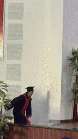 Video: Ánh Viên phản ứng cười ngất khi em trai Quang Thuấn mang hoa cùng HCV SEA Games về mừng chị nhận bằng Thạc sĩ- Ảnh 2.