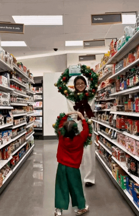 Giáng sinh của gia đình Pam Yêu Ơi: Trang phục “không đụng hàng” và status gây chú ý của mẹ Salim- Ảnh 2.