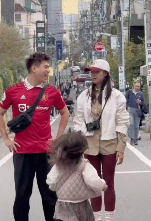 Giáng sinh của gia đình Pam Yêu Ơi: Trang phục “không đụng hàng” và status gây chú ý của mẹ Salim- Ảnh 4.