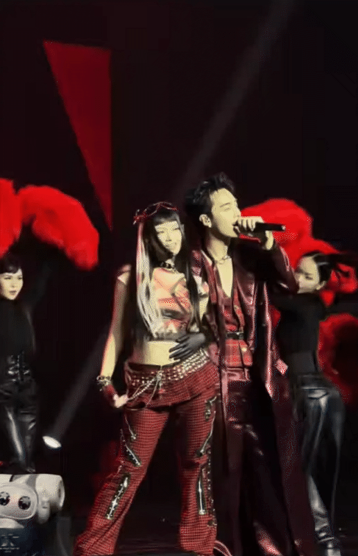 Nam thần Vbiz bán vé fanmeeting ế ẩm, đến mức phải để mẹ giải cứu?- Ảnh 1.