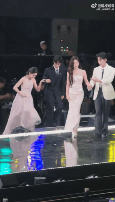 "Mỹ nữ đẹp nhất 2025" ngã nhào hú vía trên sân khấu, ai dè được 70 triệu người cầu xin "hãy ngã vào lòng anh"- Ảnh 1.