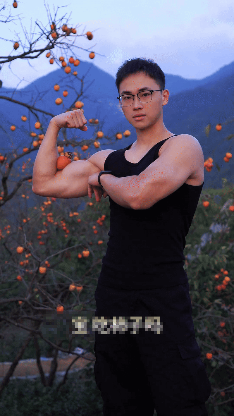 Bí thư thôn sinh năm 1997 mặc áo ba lỗ quảng bá nông sản địa phương: Bán "cháy hàng", 20 triệu người xem- Ảnh 1.