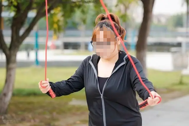 Nhảy dây 3.000 lần mỗi ngày trong một tháng, một chuyện khủng khiếp đã xảy ra với nữ sinh 15 tuổi- Ảnh 1.