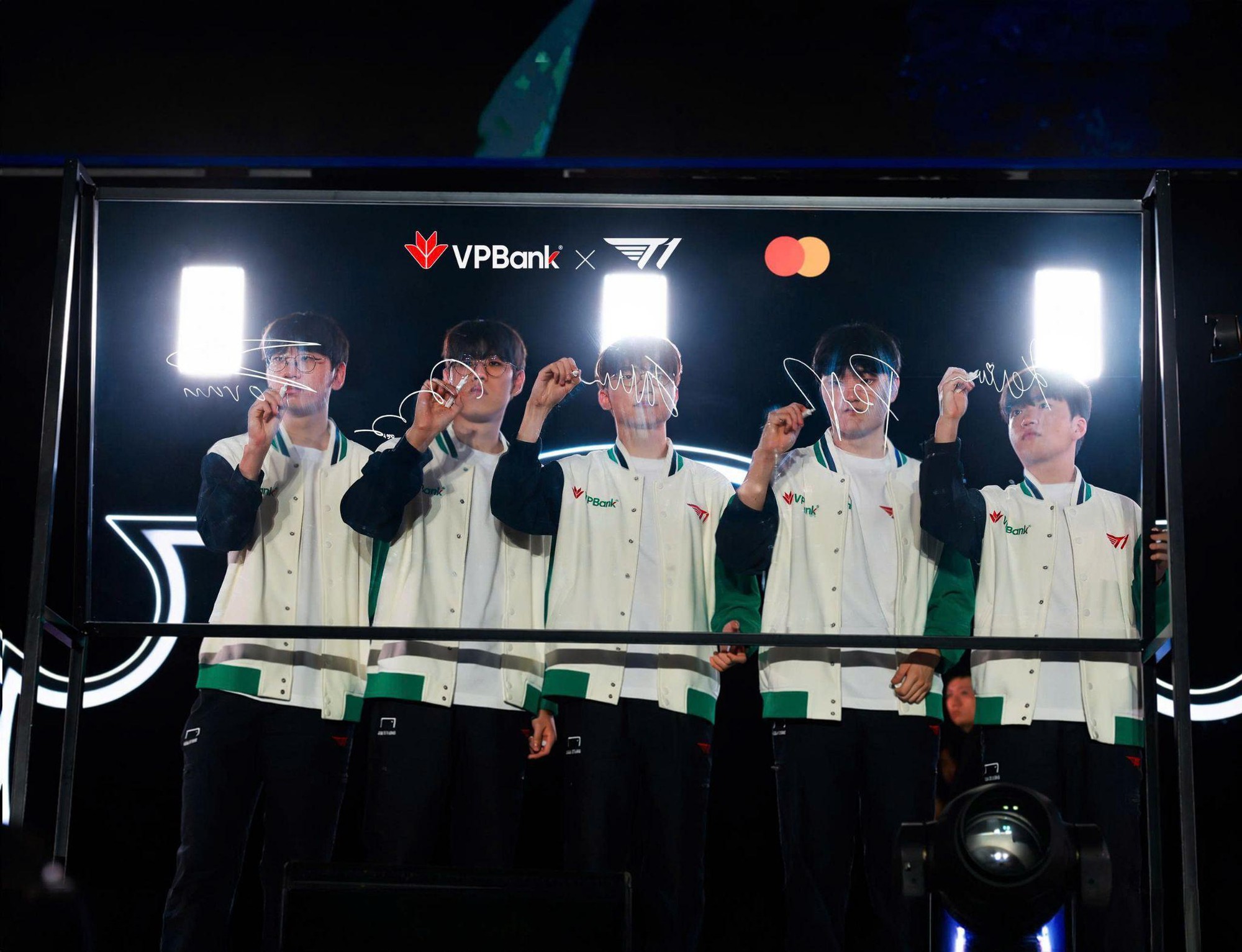 Lần đầu tiên VPBank “chơi lớn”: Ra mắt thẻ độc quyền cho gamer với chữ ký T1 tại Việt Nam- Ảnh 1.