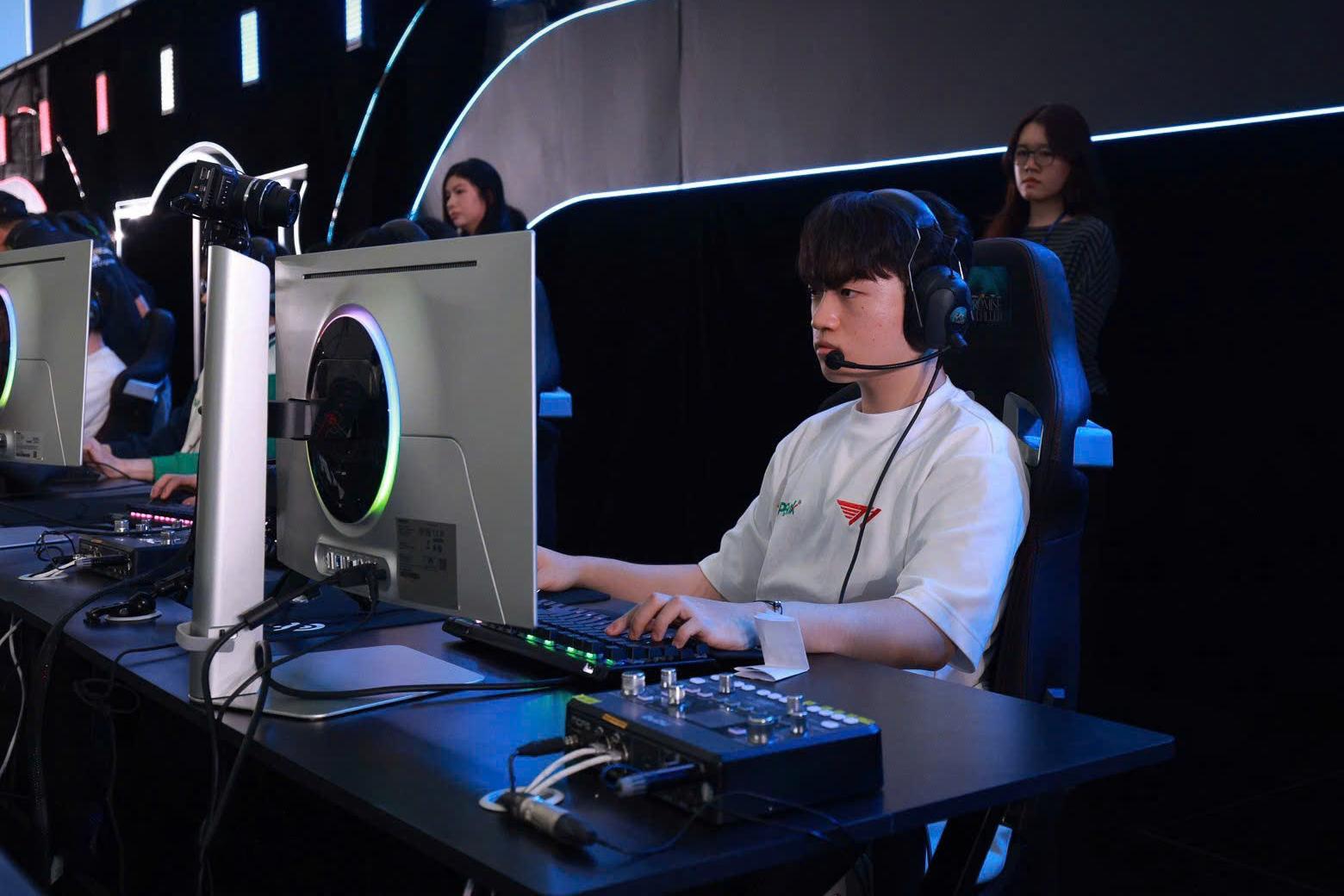 Khoảnh khắc T1 đấu All-Star Việt Nam và chiếc màn hình mà mọi game thủ đều để ý- Ảnh 2.