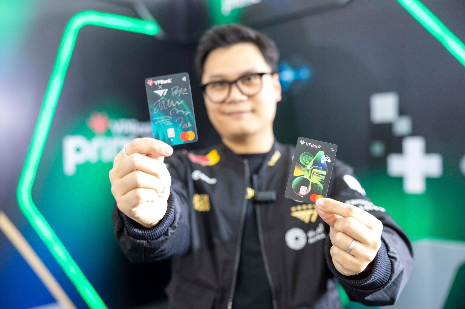 Game thủ Việt phấn khích: VPBank giới thiệu thẻ đặc quyền mang chữ ký của đội tuyển huyền thoại T1- Ảnh 3.