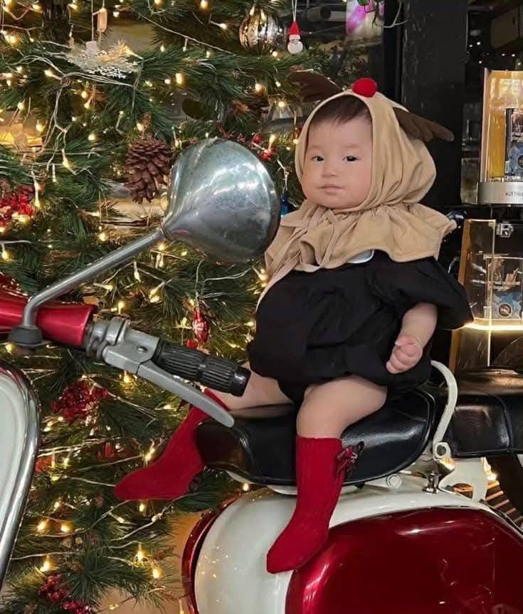 Giáng sinh của gia đình Pam Yêu Ơi: Trang phục “không đụng hàng” và status gây chú ý của mẹ Salim- Ảnh 17.