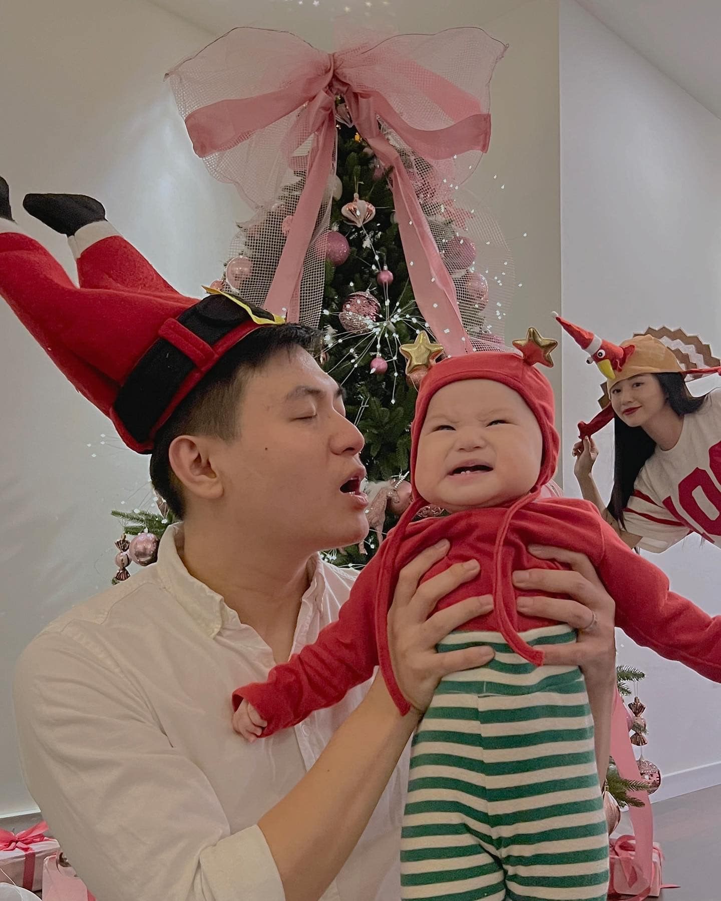 Giáng sinh của gia đình Pam Yêu Ơi: Trang phục “không đụng hàng” và status gây chú ý của mẹ Salim- Ảnh 18.