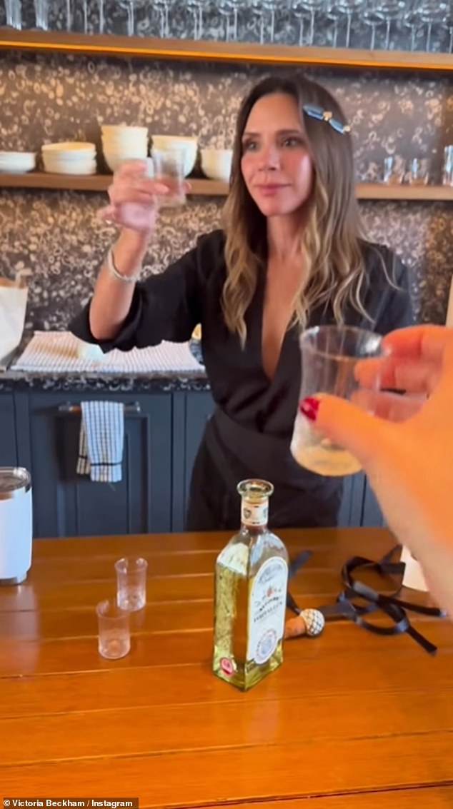 Động thái gây chú ý của Victoria Beckham khi bị con cả bất hiếu "block" thẳng tay, cắt đứt sợi dây liên lạc cuối cùng- Ảnh 1.