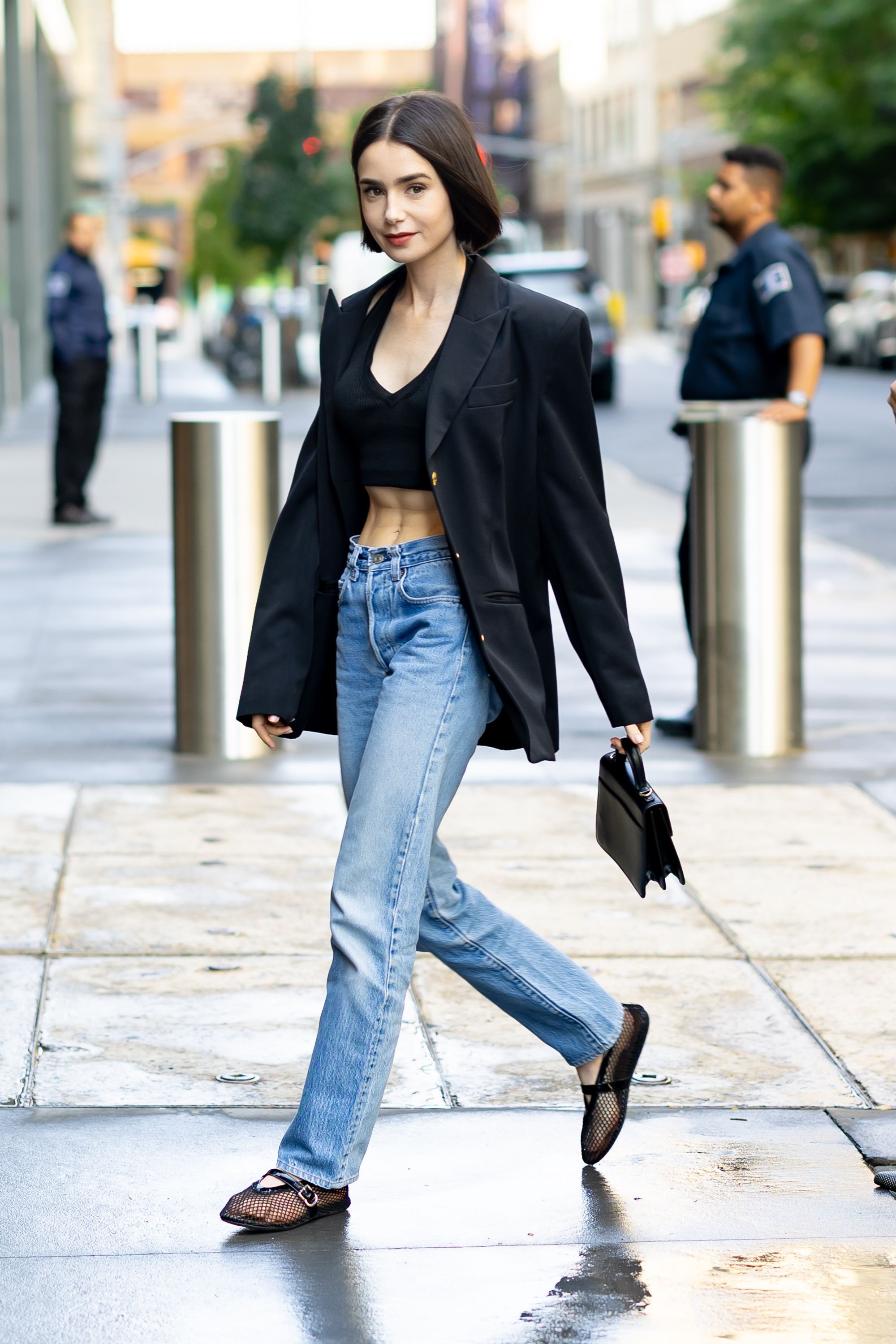 Nữ chính phim "Emily in Paris" càng gần 40 tuổi càng trẻ trung là nhờ 4 món thời trang- Ảnh 6.