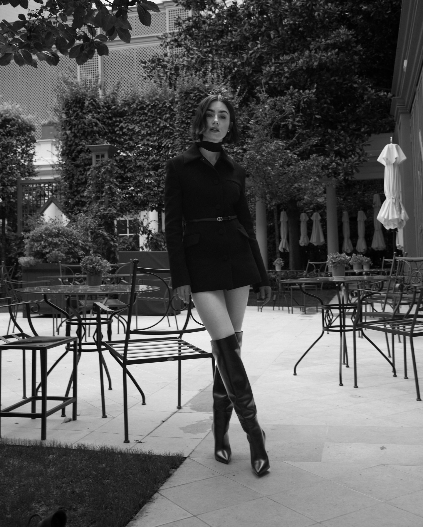 Nữ chính phim "Emily in Paris" càng gần 40 tuổi càng trẻ trung là nhờ 4 món thời trang- Ảnh 9.