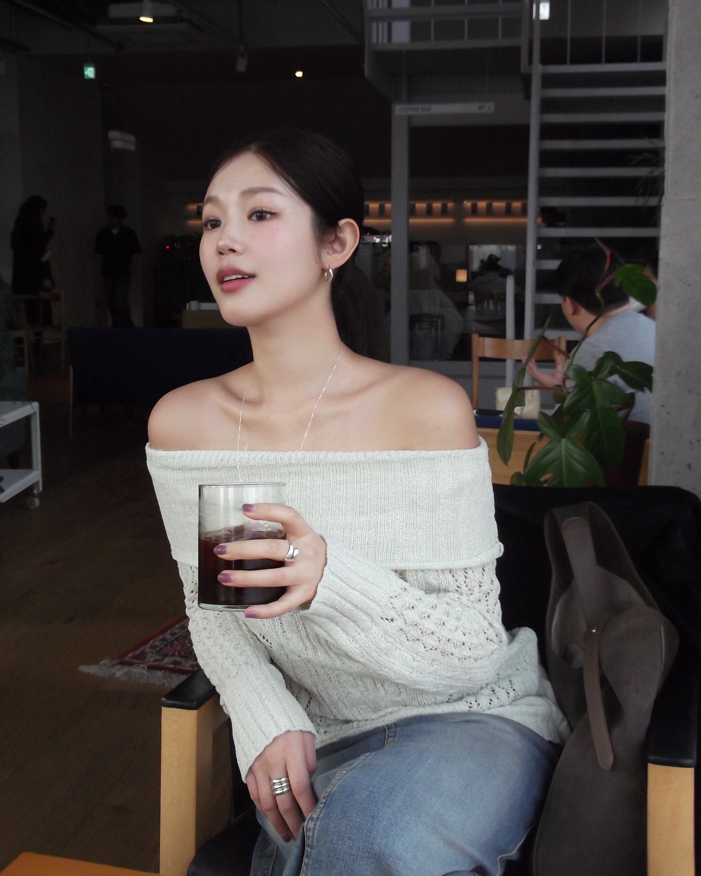 Trời chuyển lạnh, chị em phải diện ngay combo áo len và quần jeans với 5 cách kết hợp siêu hack tuổi- Ảnh 5.