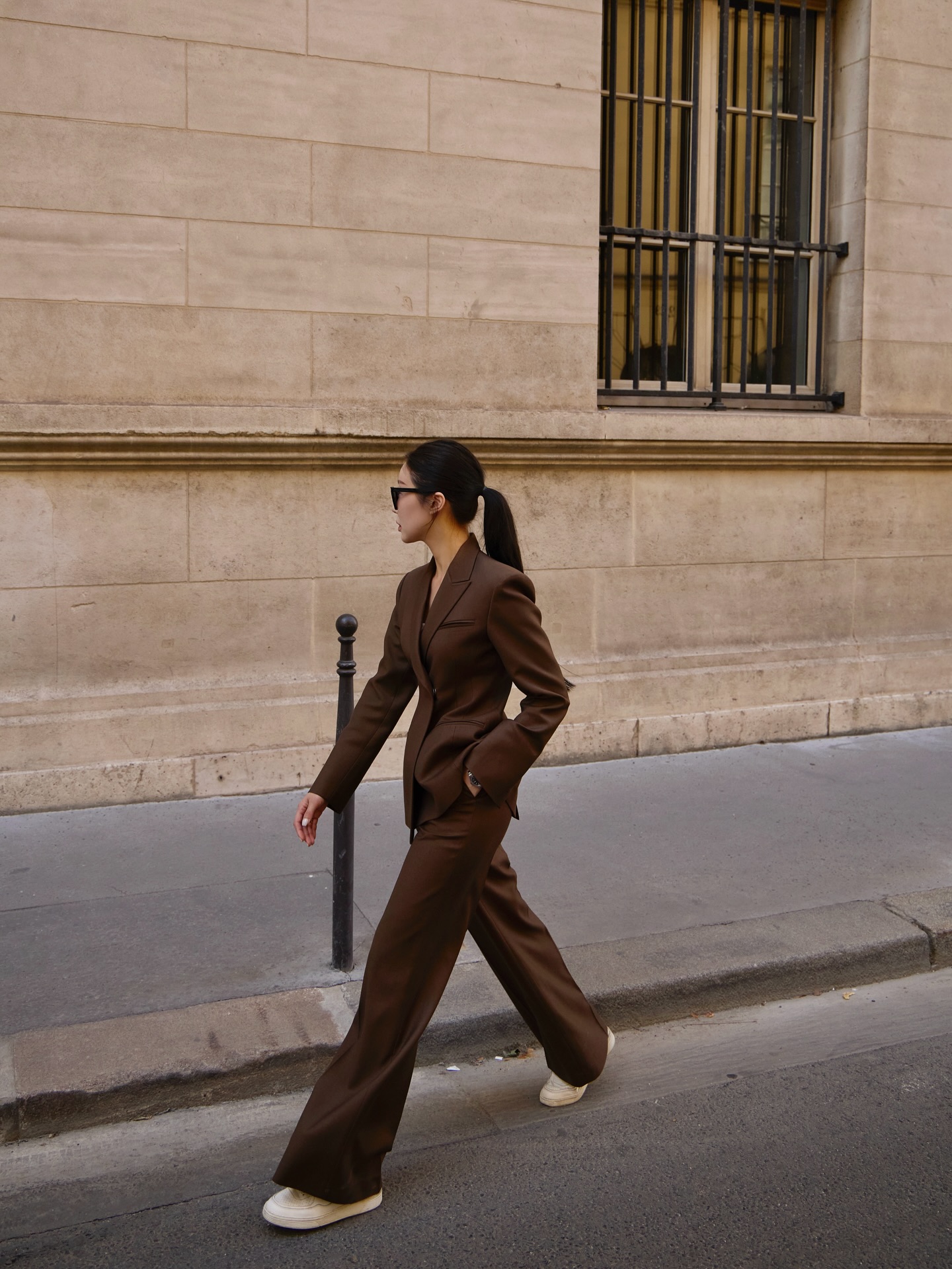 Đồ tối màu "mang tiếng" là già nhưng 5 item này thì không, càng mặc nhiều style càng sang- Ảnh 8.