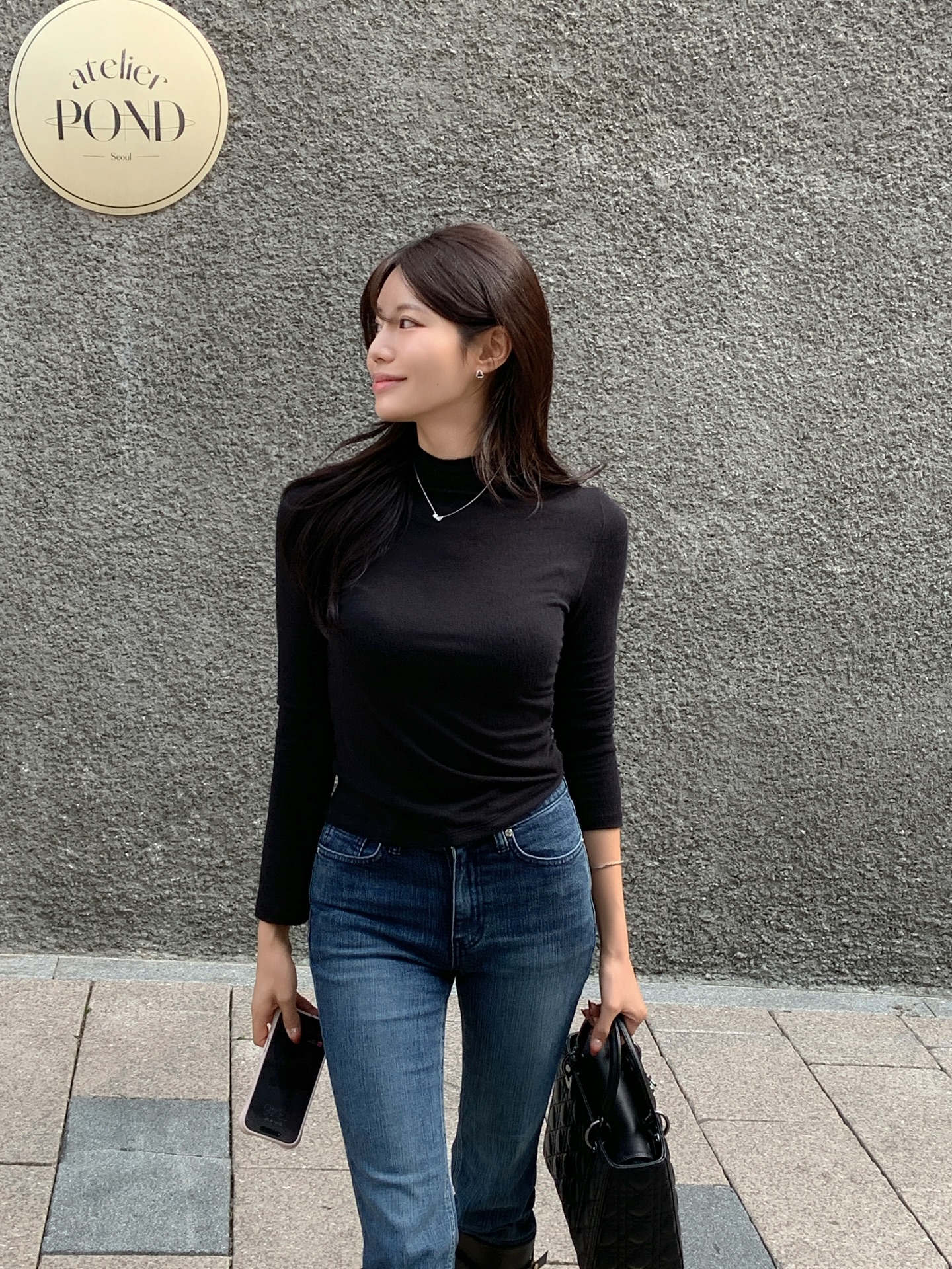 Đồ tối màu "mang tiếng" là già nhưng 5 item này thì không, càng mặc nhiều style càng sang- Ảnh 5.