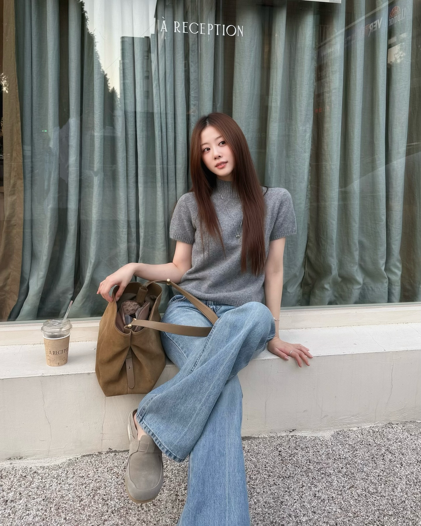 Trời chuyển lạnh, chị em phải diện ngay combo áo len và quần jeans với 5 cách kết hợp siêu hack tuổi- Ảnh 11.