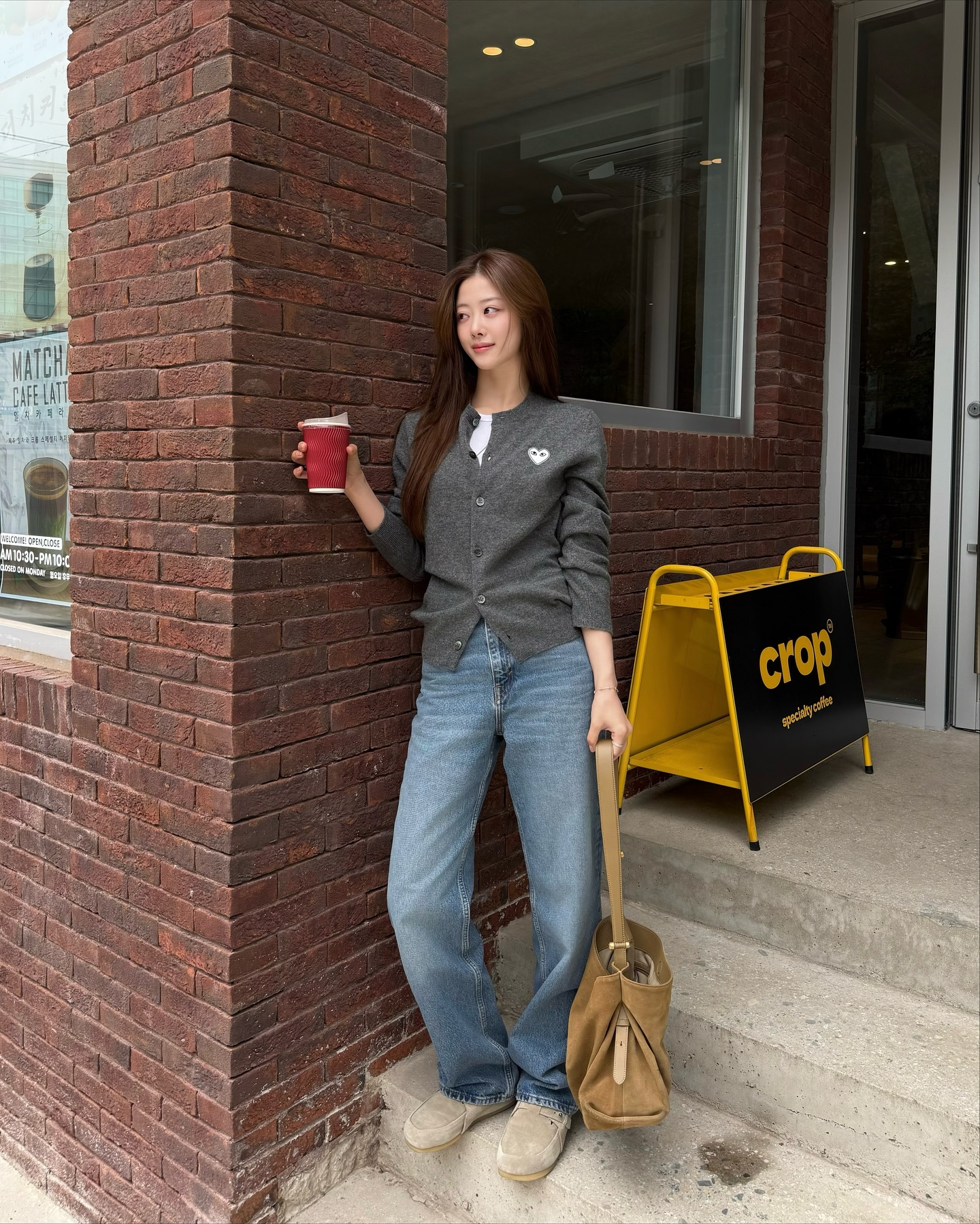 Trời chuyển lạnh, chị em phải diện ngay combo áo len và quần jeans với 5 cách kết hợp siêu hack tuổi- Ảnh 10.