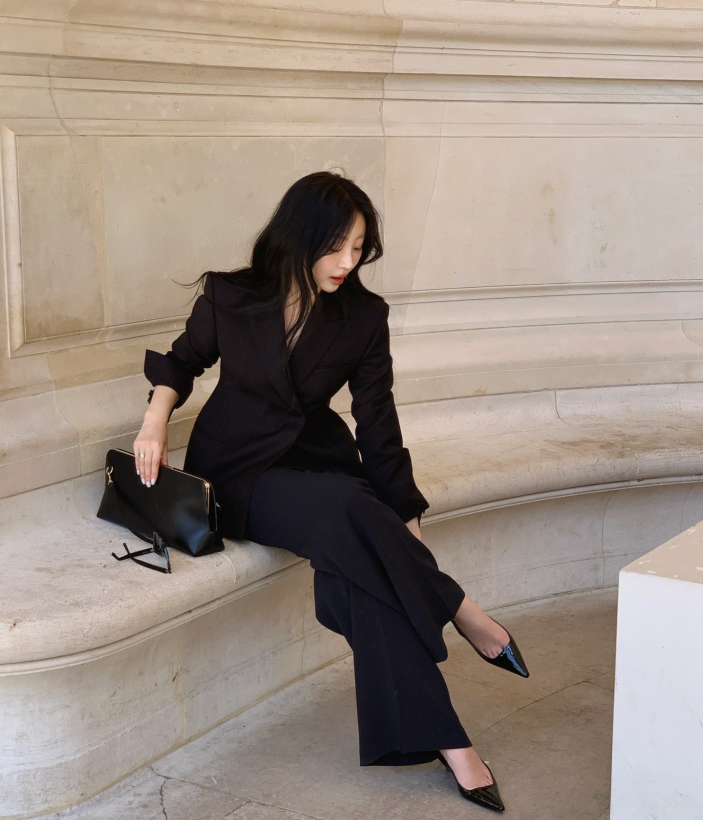 Đồ tối màu "mang tiếng" là già nhưng 5 item này thì không, càng mặc nhiều style càng sang- Ảnh 7.