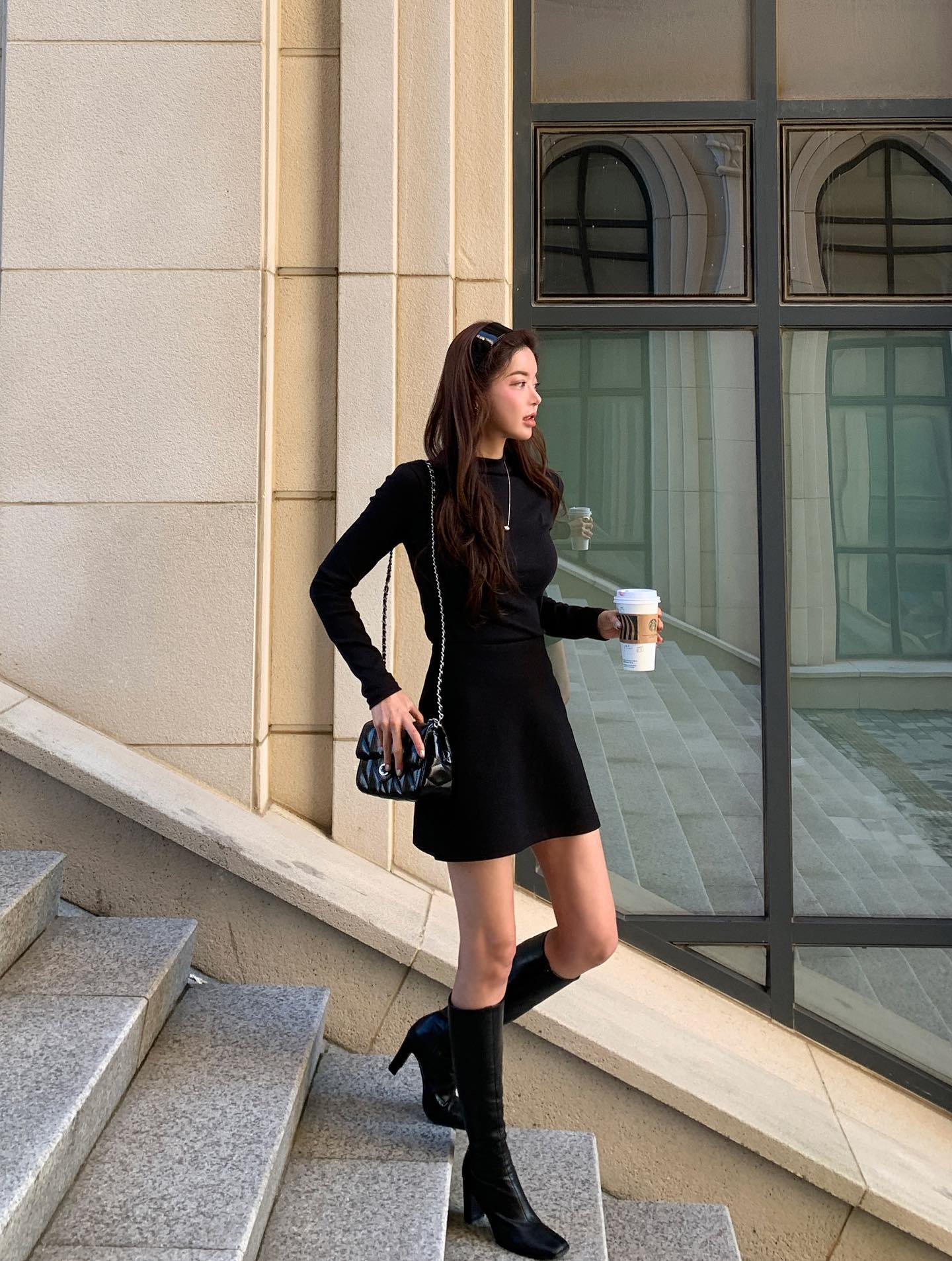 Đồ tối màu "mang tiếng" là già nhưng 5 item này thì không, càng mặc nhiều style càng sang- Ảnh 6.