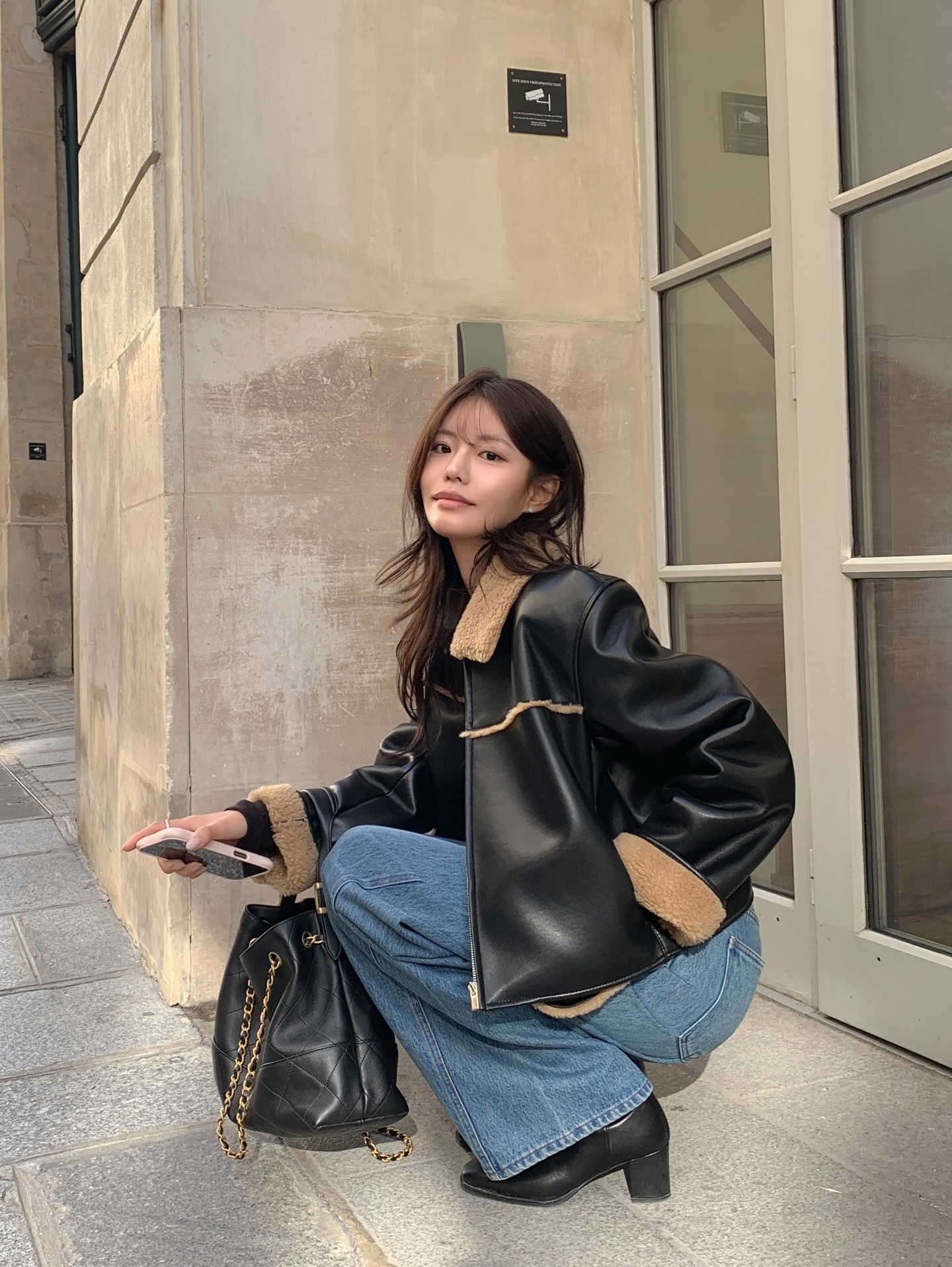 Đồ tối màu "mang tiếng" là già nhưng 5 item này thì không, càng mặc nhiều style càng sang- Ảnh 2.