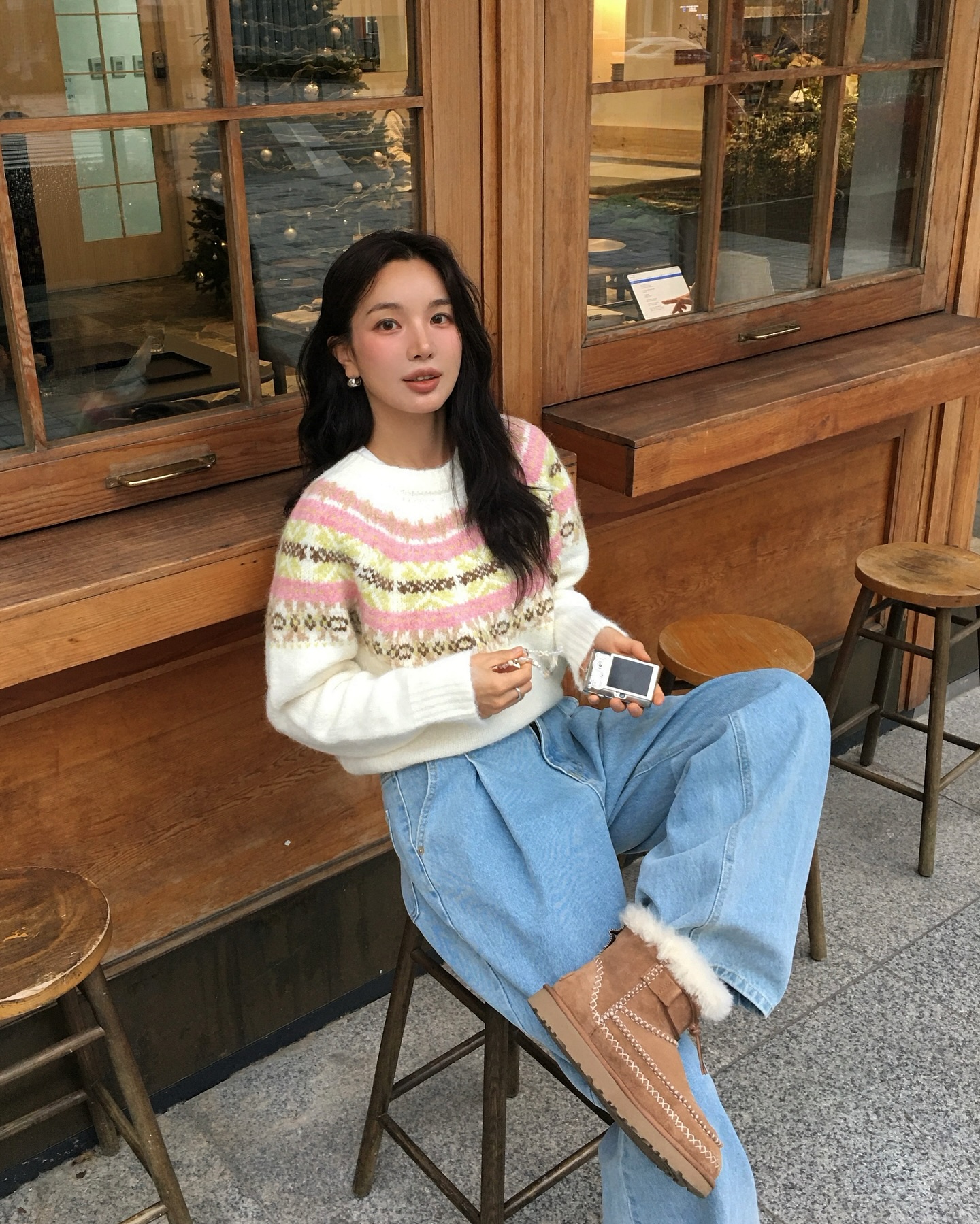 Trời chuyển lạnh, chị em phải diện ngay combo áo len và quần jeans với 5 cách kết hợp siêu hack tuổi- Ảnh 2.