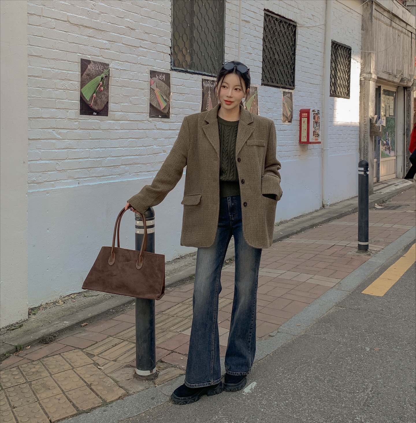 Trời chuyển lạnh, chị em phải diện ngay combo áo len và quần jeans với 5 cách kết hợp siêu hack tuổi- Ảnh 8.