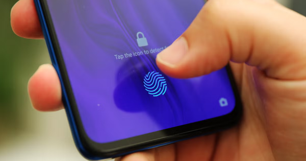 Vì sao không nên dùng vân tay, khuôn mặt để mở khóa điện thoại?- Ảnh 1.