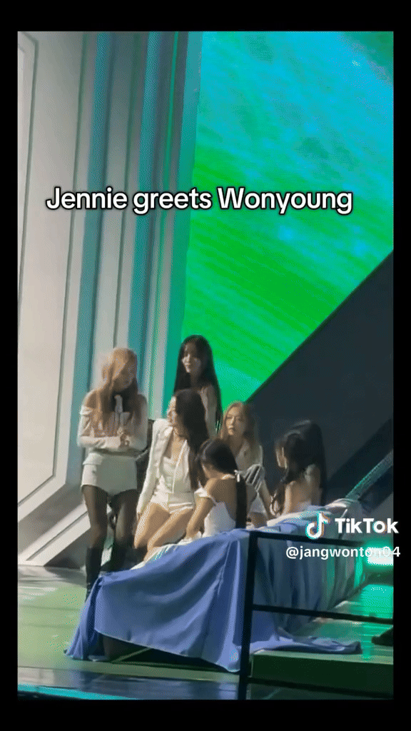 Khoảnh khắc gây bàn tán của Jennie (BLACKPINK) và công chúa Kpop Jang Won Young- Ảnh 2. Khoảnh khắc gây bàn tán của Jennie (BLACKPINK) và công chúa Kpop Jang Won Young- Ảnh 2.