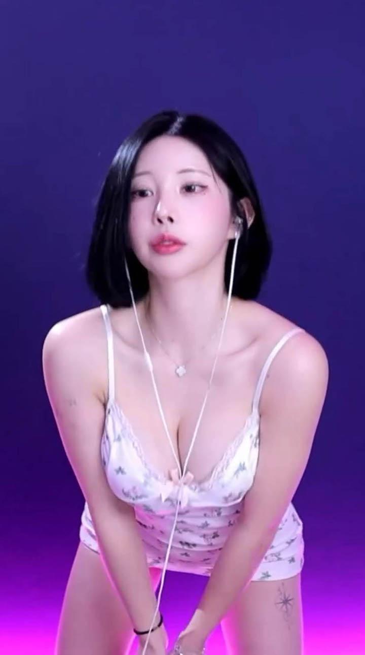 Nữ streamer lên mạng “nói nhảm” vẫn thu hút triệu view, nhiều streamer chỉ dựa vào “nhan sắc để nổi tiếng”?- Ảnh 9.