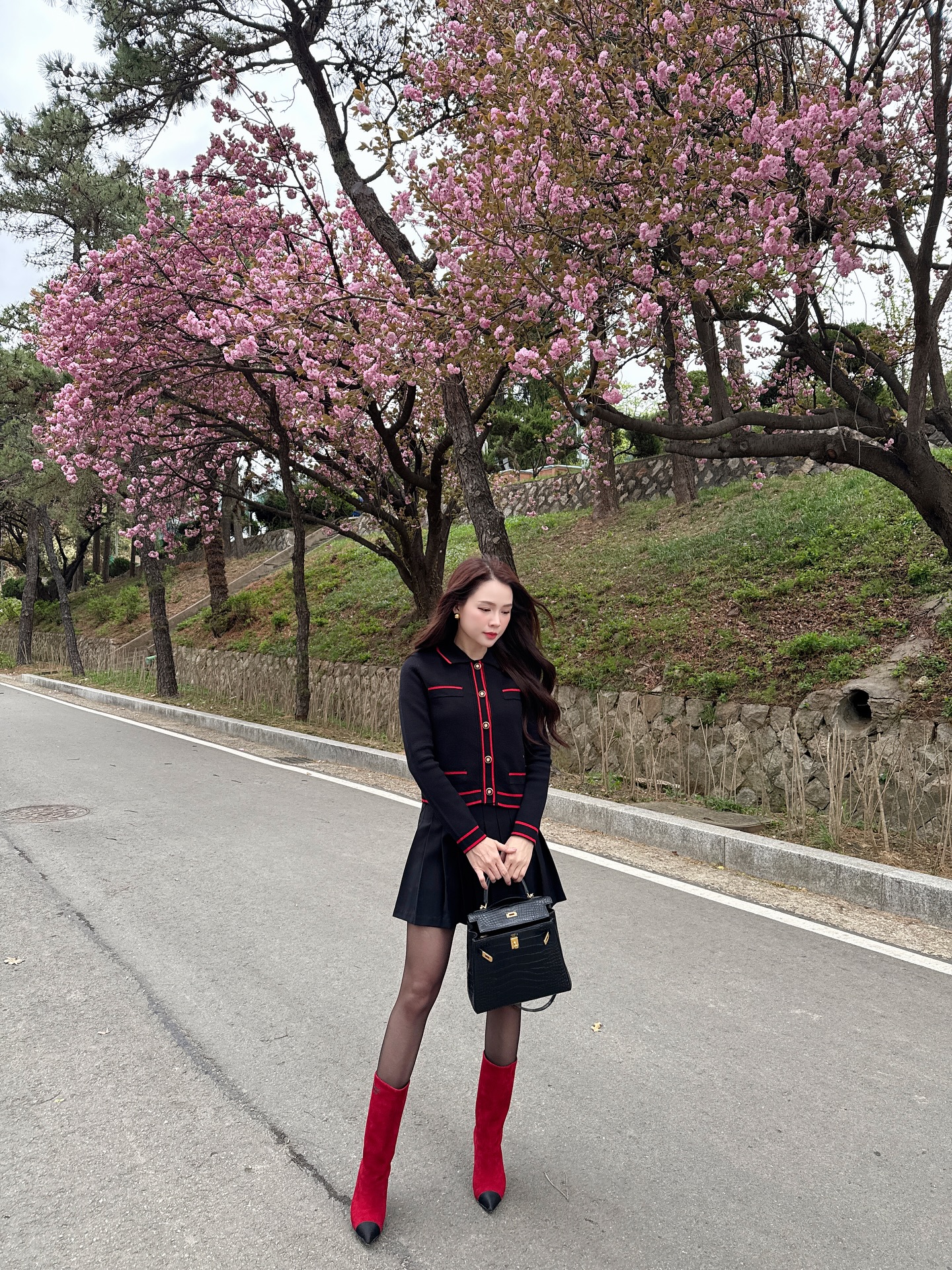 Nhìn tưởng cô sinh viên nào nhưng hóa ra mỹ nhân này đã U40, 5 món thời trang chính là "chìa khóa" hack tuổi- Ảnh 6.