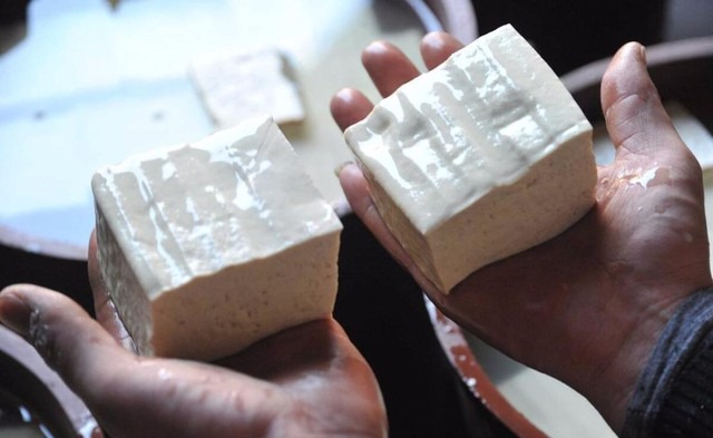 4 dấu hiệu đậu phụ "có vấn đề", rẻ mấy cũng KHÔNG MUA- Ảnh 1.