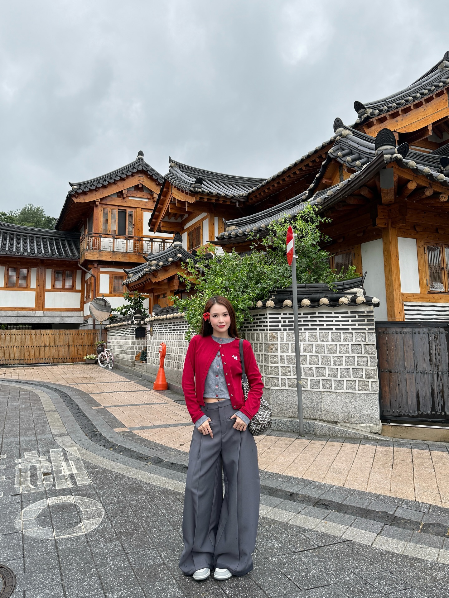 Nhìn tưởng cô sinh viên nào nhưng hóa ra mỹ nhân này đã U40, 5 món thời trang chính là "chìa khóa" hack tuổi- Ảnh 5.