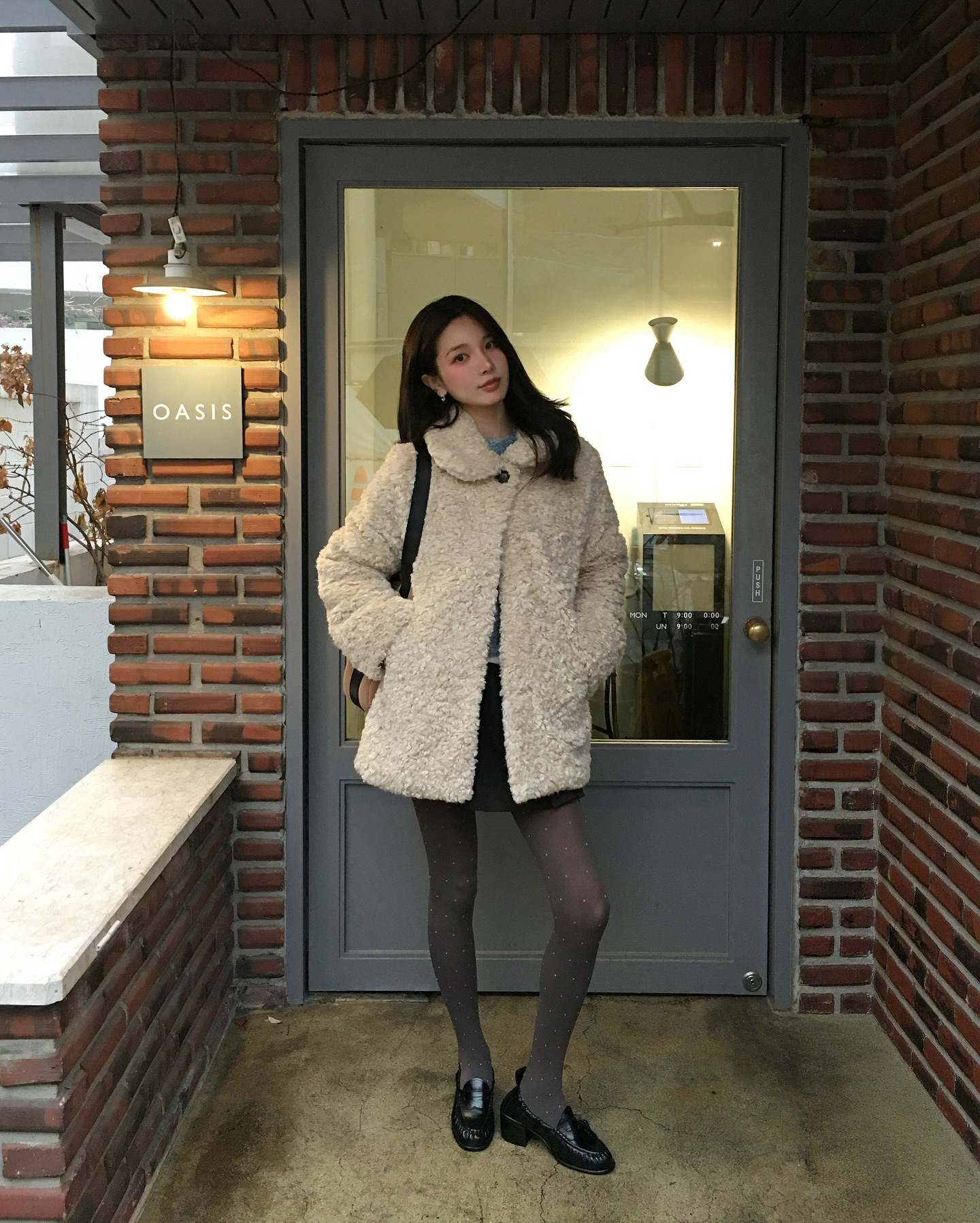 5 kiểu giày tôi đảm bảo người theo phong cách tối giản sẽ thích: Trẻ trung và còn giúp cả outfit sang hơn hẳn- Ảnh 4.