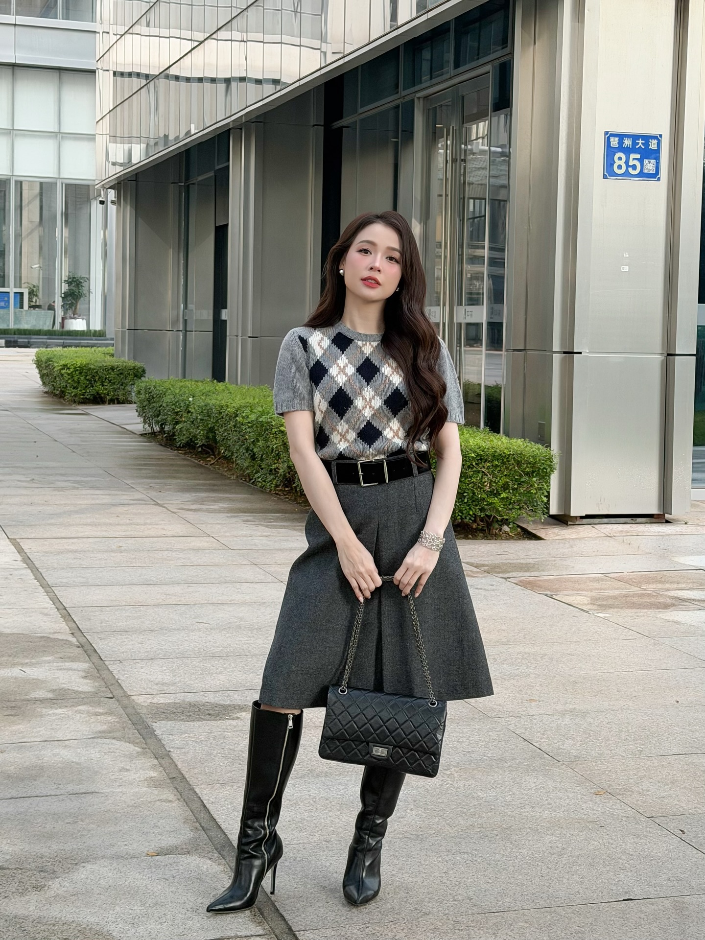 Nhìn tưởng cô sinh viên nào nhưng hóa ra mỹ nhân này đã U40, 5 món thời trang chính là "chìa khóa" hack tuổi- Ảnh 1.