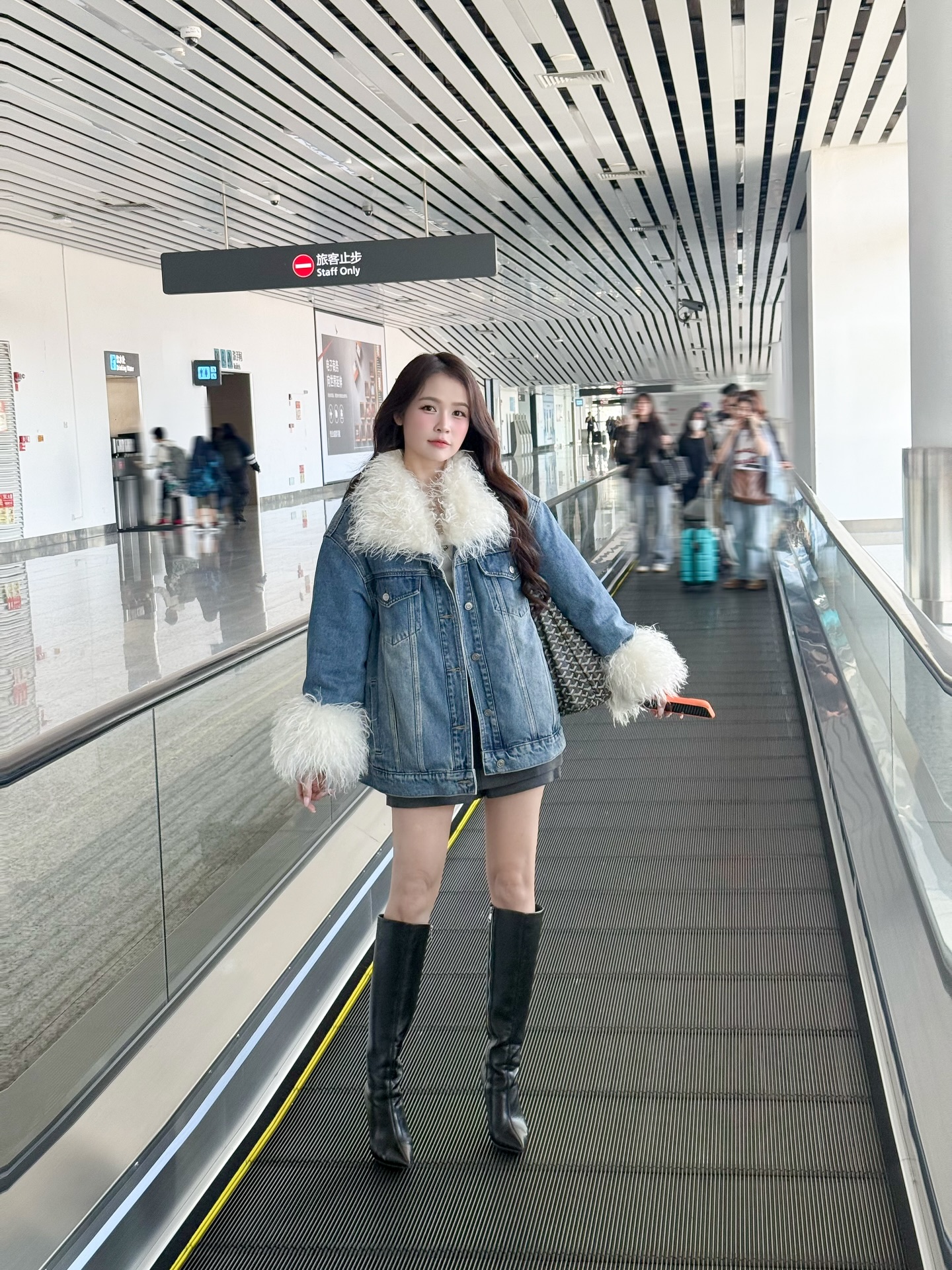 Nhìn tưởng cô sinh viên nào nhưng hóa ra mỹ nhân này đã U40, 5 món thời trang chính là "chìa khóa" hack tuổi- Ảnh 4.