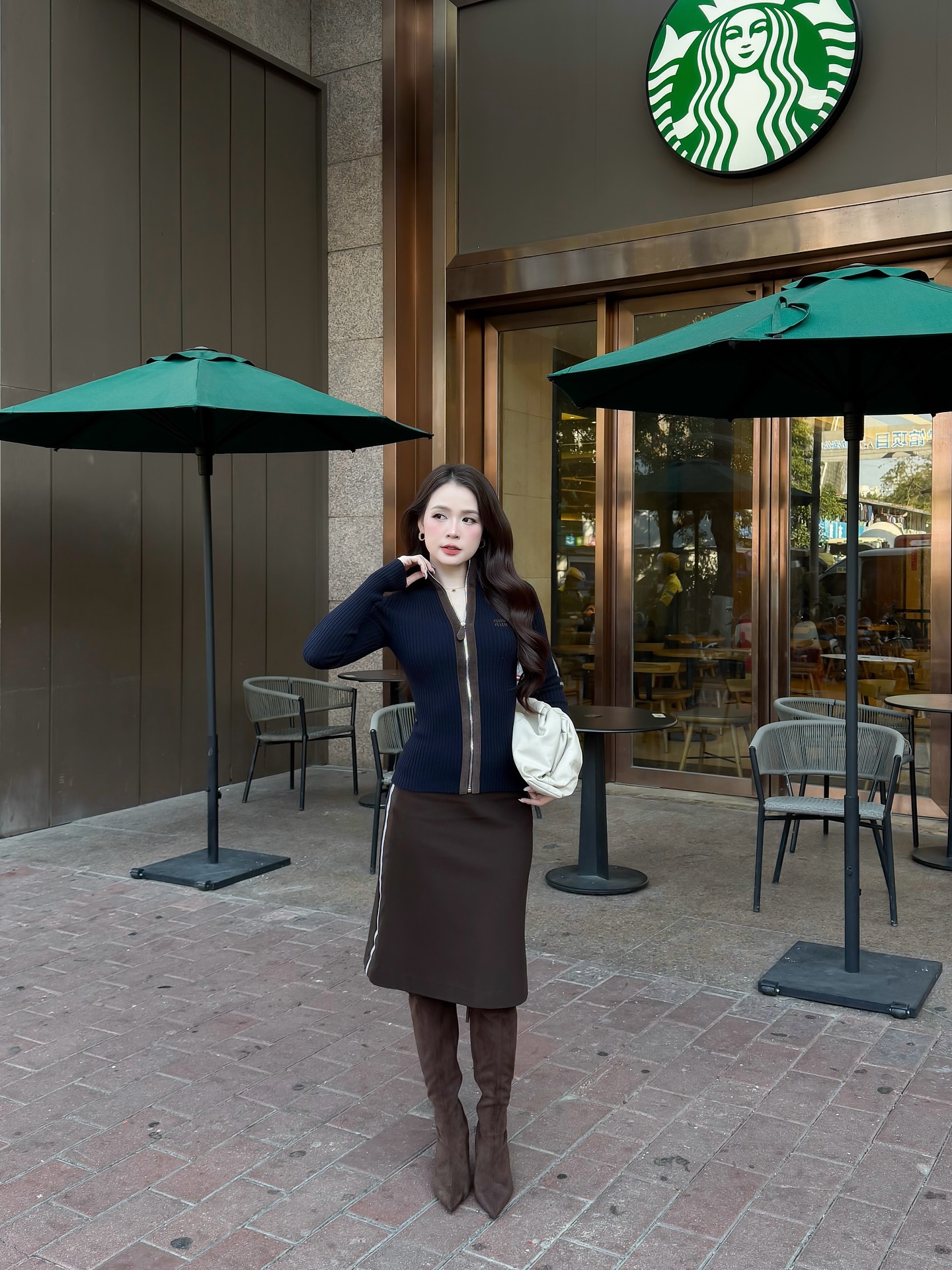 Nhìn tưởng cô sinh viên nào nhưng hóa ra mỹ nhân này đã U40, 5 món thời trang chính là "chìa khóa" hack tuổi- Ảnh 2.