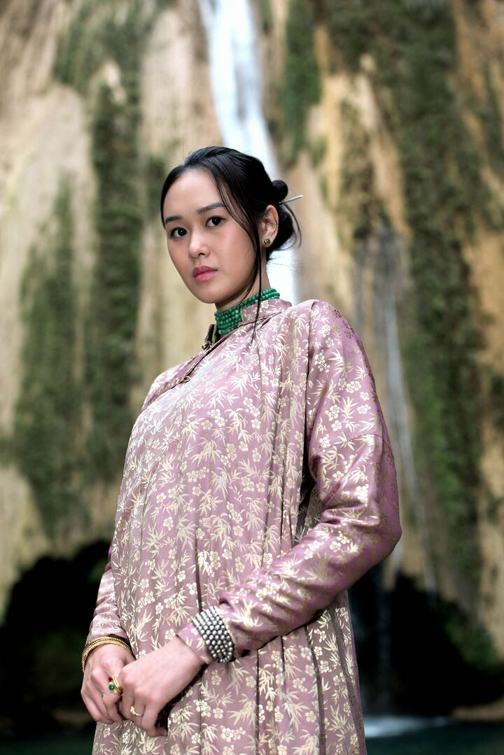 Gạt đi kiểu áo “thị phi”, nhiều local brand vẫn tinh tế tái hiện áo dài Ngũ thân cảm hứng từ "Người vợ cuối cùng"- Ảnh 4.