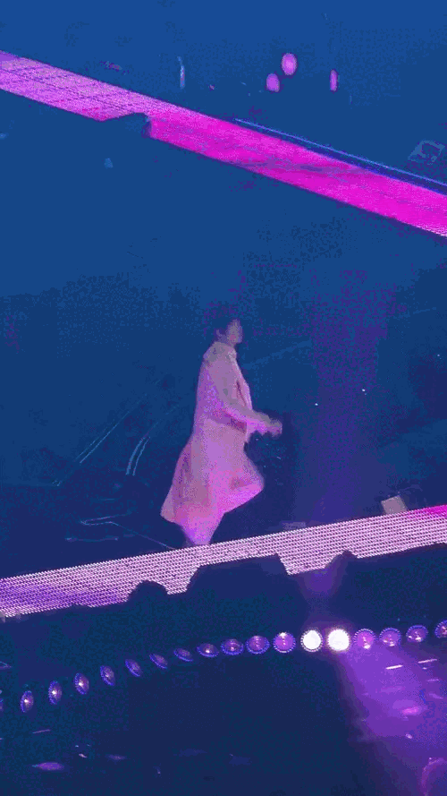 Nam ca sĩ A.T ngã đập gáy xuống sân khấu, fan quyên góp luôn 1,7 tỷ đồng trong 3 giờ- Ảnh 1.