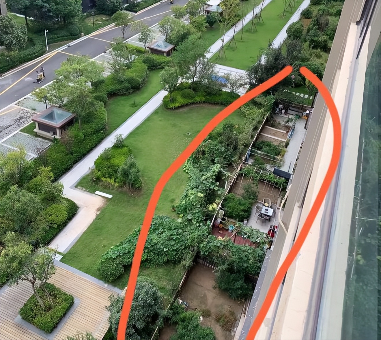 Sau 5 năm sống ở tầng 24, mẹ tôi chuyển xuống tầng một và “sống lại”: Sự thay đổi khiến cả họ hàng bất ngờ- Ảnh 1.