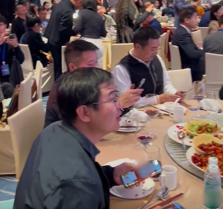 Nhân viên bốc trúng 360 ngày nghỉ phép có lương trong gala cuối năm: Sếp tái mặt yêu cầu thương lượng, kết quả ra sao?- Ảnh 1.