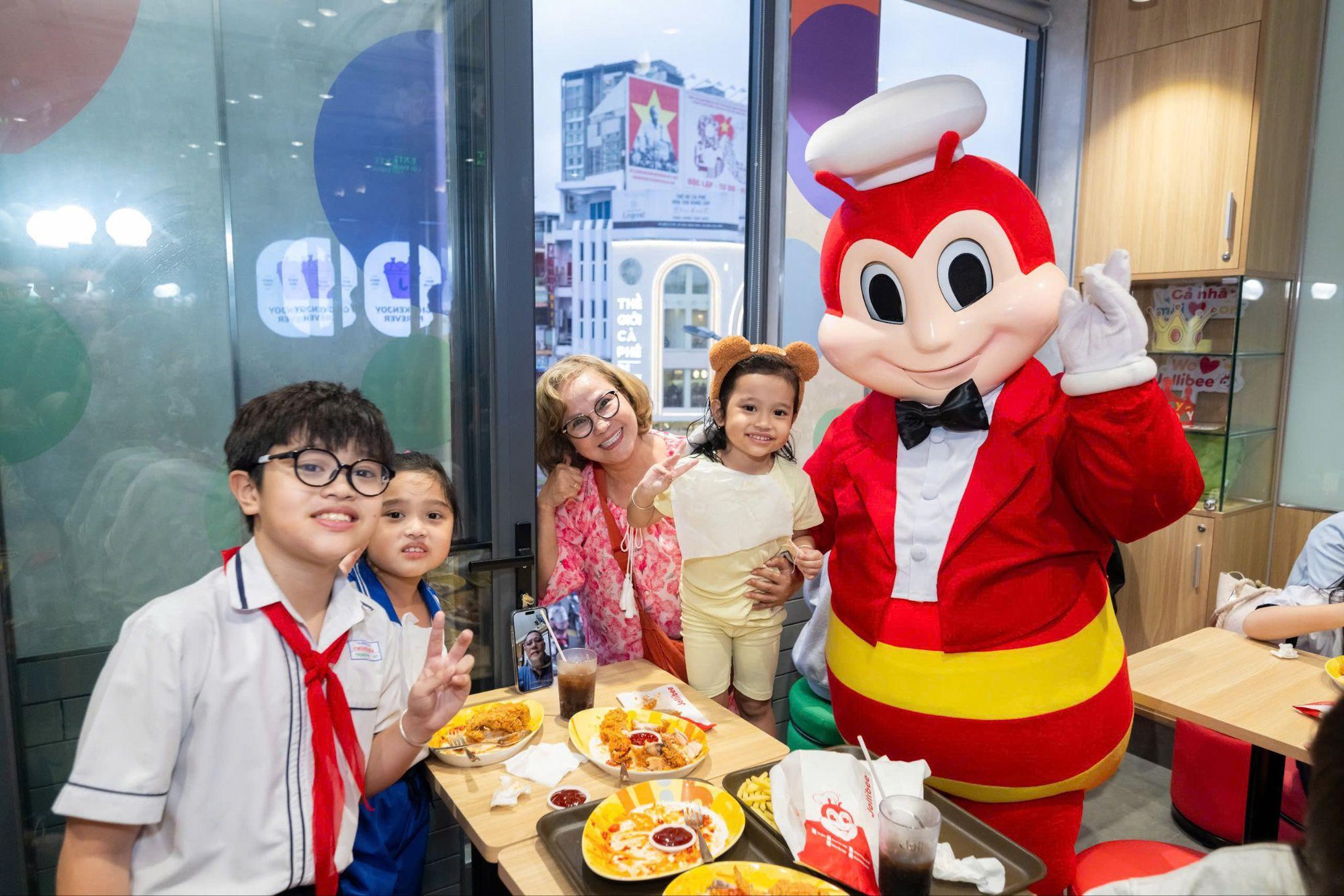 Jollibee Việt Nam khai trương đồng loạt 15 cửa hàng trong tháng 12, cán mốc 245 cửa hàng toàn quốc- Ảnh 1.